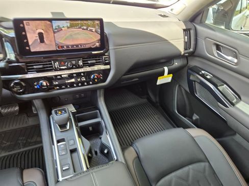 New 2026 Nissan Pathfinder Platinum FWD image 12