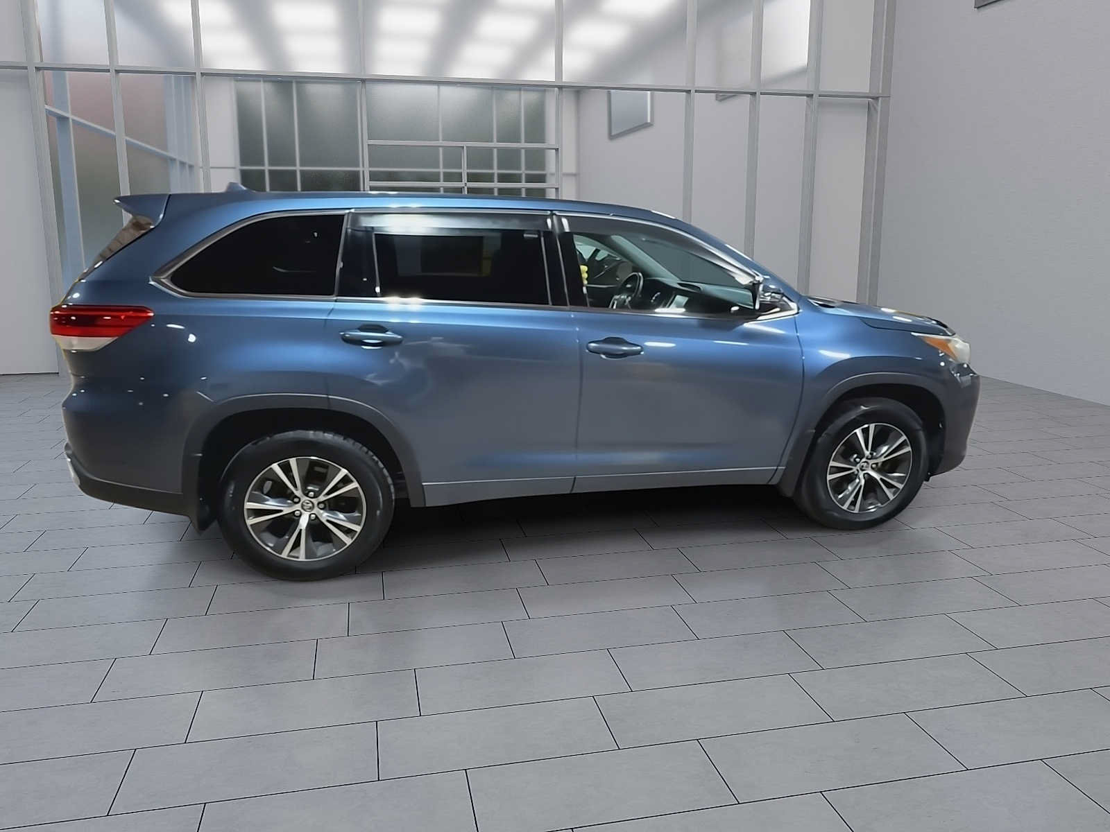 Certified 2017 Toyota Highlander Plus w/ Carpet Mat Package AWD/4WD image 9