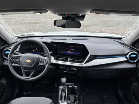 Used 2025 Chevrolet Trax LT FWD image 29
