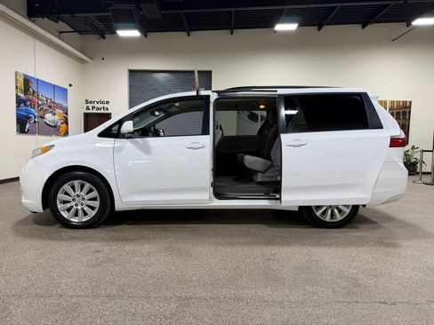 Used 2015 Toyota Sienna LE AWD/4WD image 21