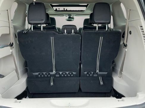 Used 2023 Chrysler Pacifica Limited FWD image 18