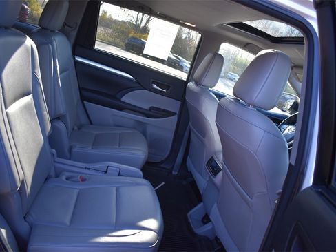 Used 2017 Toyota Highlander XLE image 18