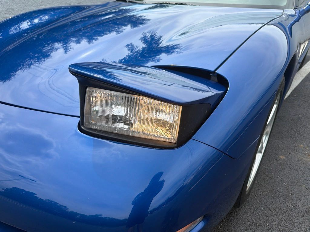 Used 2002 Chevrolet Corvette Coupe w/ Preferred Equipment Group2 RWD image 9