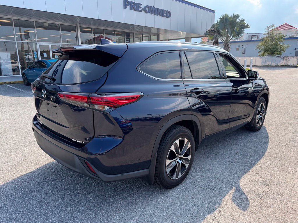 Used 2022 Toyota Highlander XLE AWD/4WD image 3