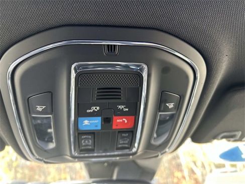 Used 2024 Jeep Grand Cherokee Laredo X image 31