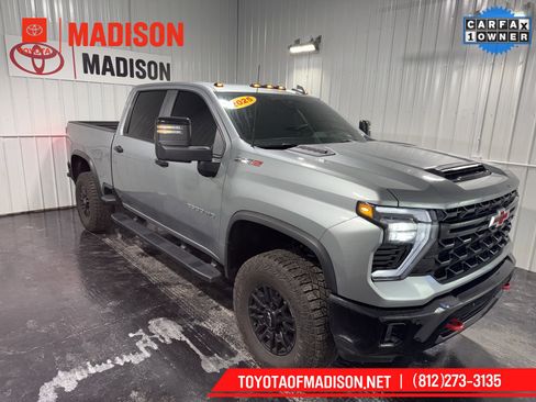 Used 2025 Chevrolet Silverado 2500 ZR2 w/ Technology Package image 4