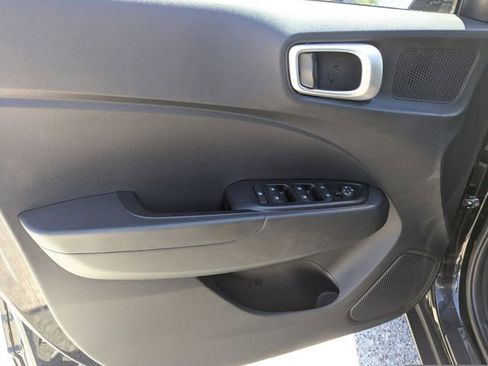 Used 2021 Hyundai Venue SEL image 17