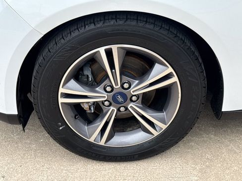Used 2018 Ford Focus SE w/ SE Appearance Package FWD image 14