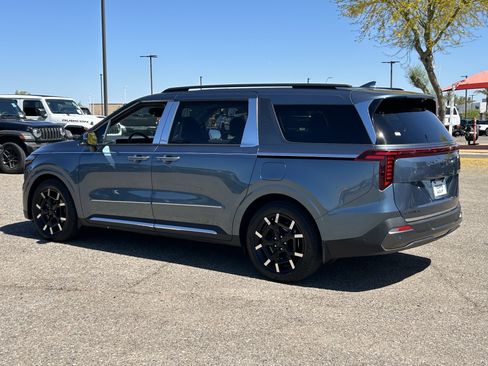 Used 2025 Kia Carnival SX Prestige image 4