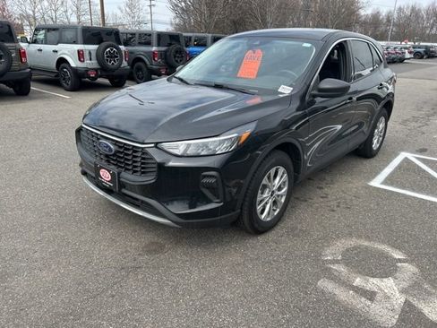 Used 2023 Ford Escape Active AWD/4WD image 3