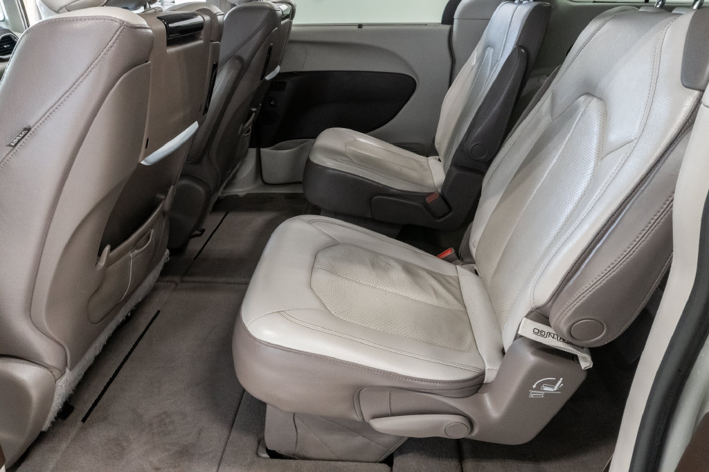 Used 2019 Chrysler Pacifica Touring-L Plus w/ Advanced Safetytec Group FWD image 27