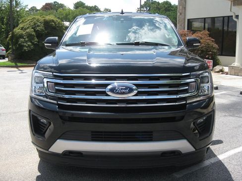 Used 2018 Ford Expedition XLT w/ Equipment Group 202A AWD/4WD image 2