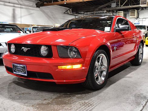 Used 2009 Ford Mustang GT Premium RWD image 4
