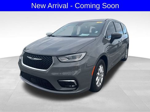 Used 2023 Chrysler Pacifica Touring-L image 2