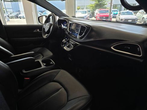 Used 2025 Chrysler Pacifica Select FWD image 40