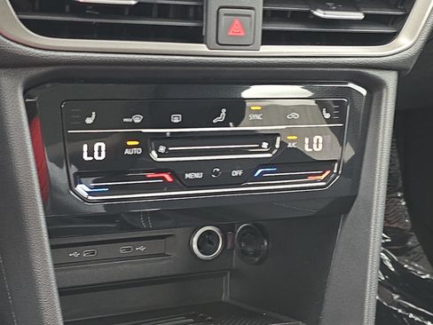 New 2026 Volkswagen Taos SE FWD image 23