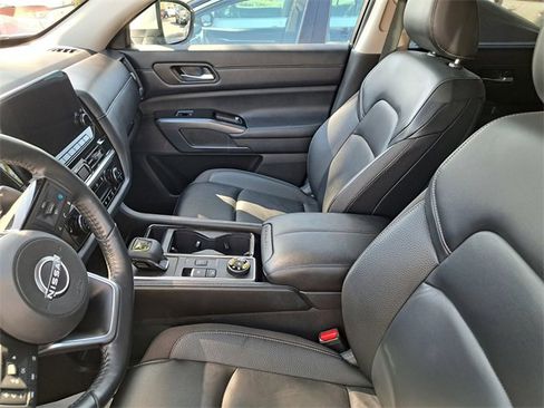 Used 2024 Nissan Pathfinder SL image 12