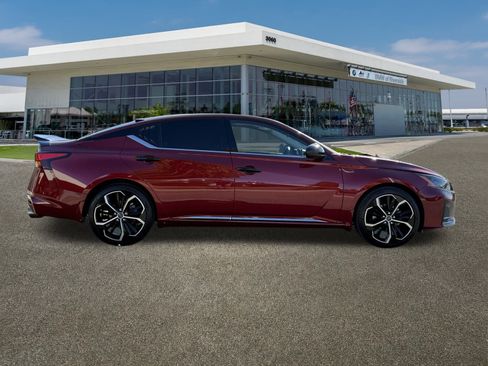 Used 2023 Nissan Altima 2.5 SR w/ SR Premium Package image 12