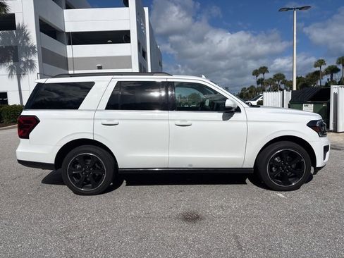 Used 2023 Ford Expedition Limited image 2