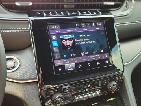 Used 2025 Jeep Grand Cherokee Laredo X w/ Luxury Tech Group I image 28