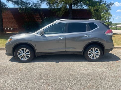 Used 2016 Nissan Rogue SV w/ SV Moonroof Package FWD image 2