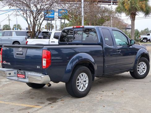 Used 2016 Nissan Frontier SV image 2