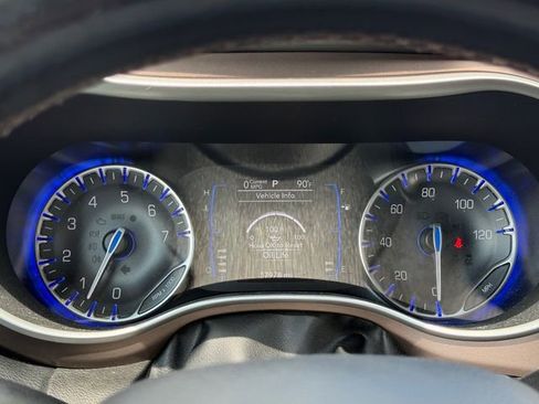 Used 2019 Chrysler Pacifica Touring-L FWD image 19
