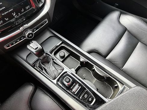 Used 2019 Volvo XC60 T5 Momentum w/ Multimedia Package FWD image 18