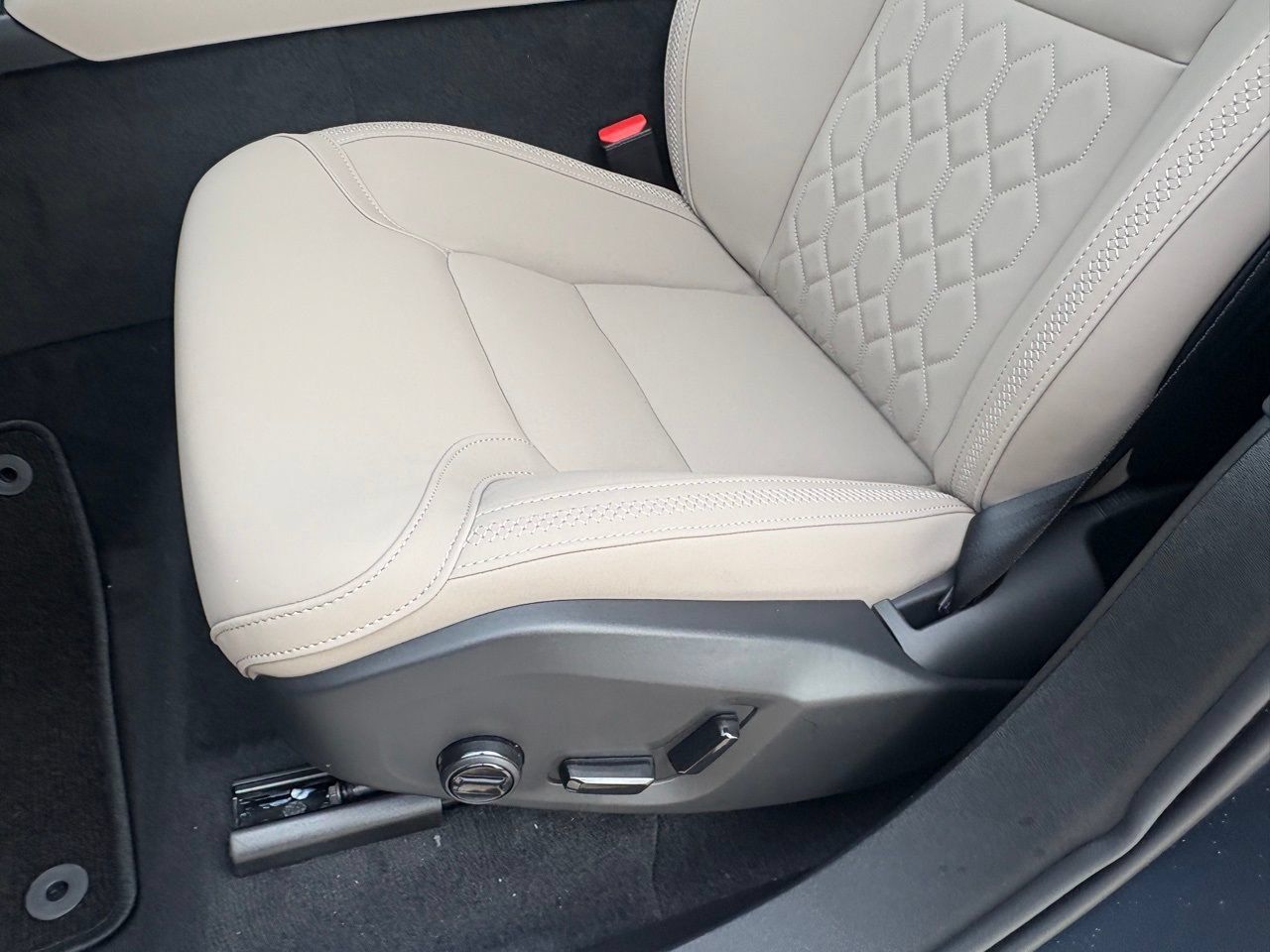 New 2026 Volvo XC90 T8 Plus w/ Protection Package Premier AWD/4WD image 19