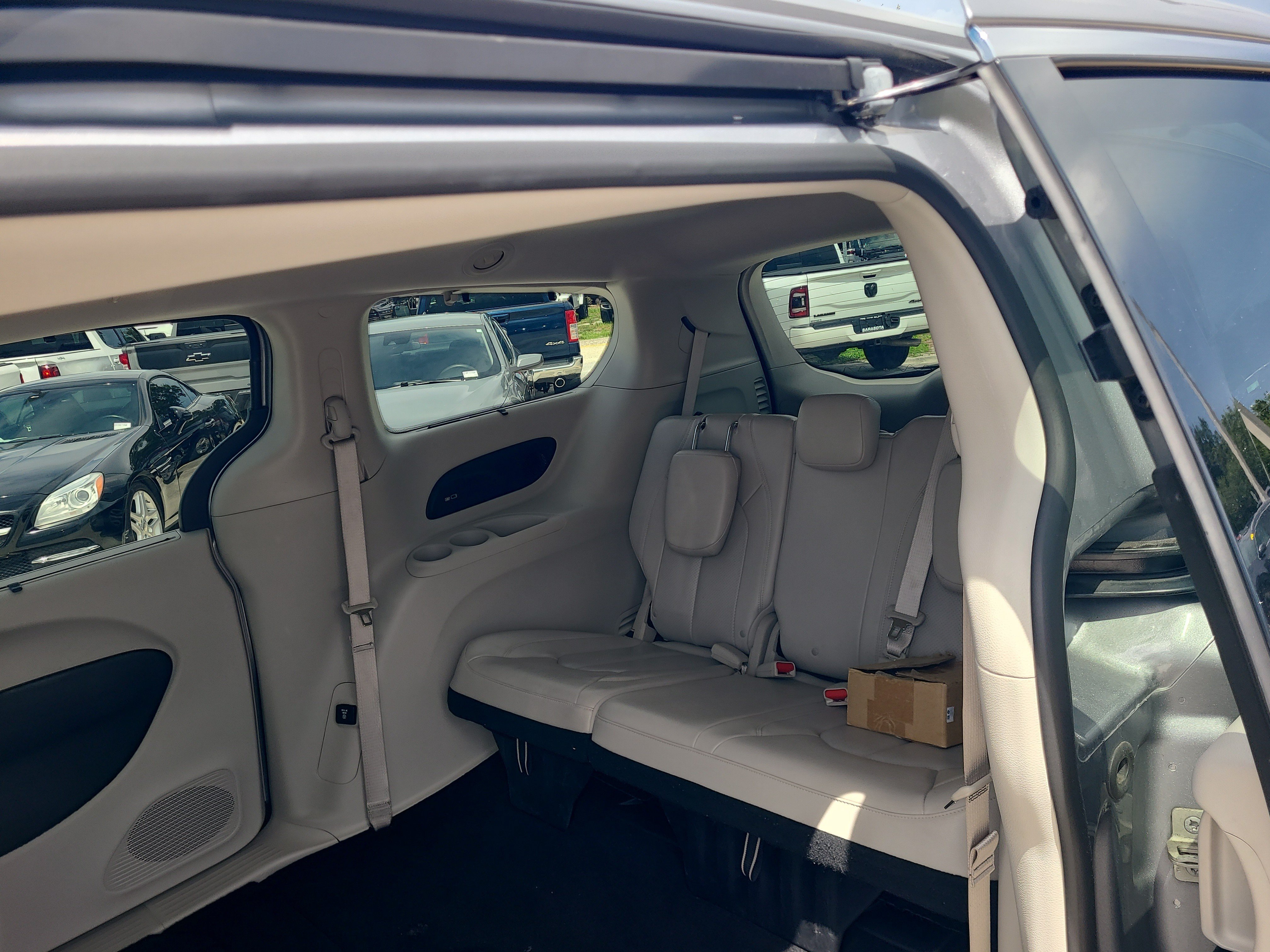 Used 2019 Chrysler Pacifica Touring-L Plus w/ Advanced Safetytec Group FWD image 11
