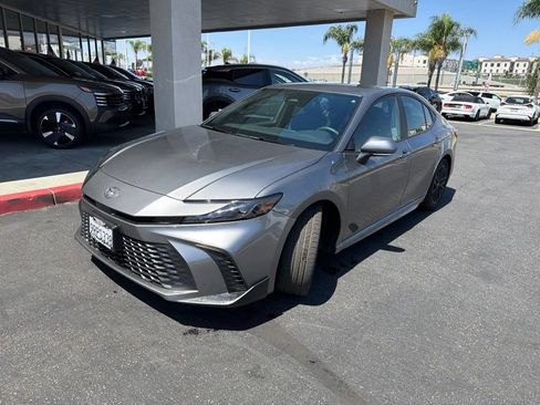 Used 2025 Toyota Camry SE FWD image 3