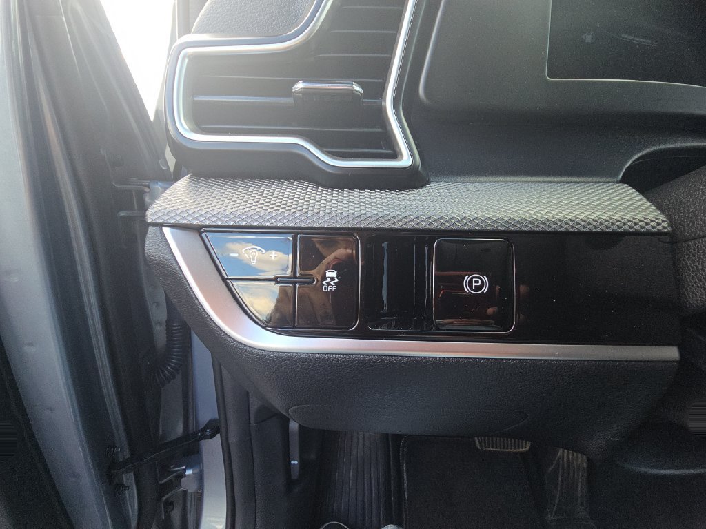 Used 2025 Kia Sportage LX FWD image 18