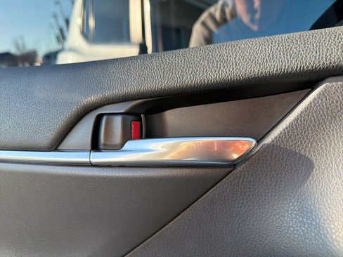 Used 2020 Toyota Camry LE image 64