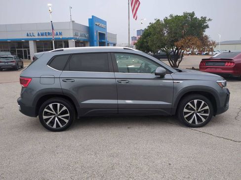 Used 2024 Volkswagen Taos SE image 9