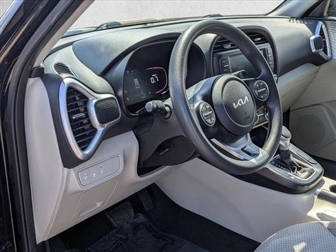 Used 2023 Kia Soul LX w/ LX Technology Package FWD image 10