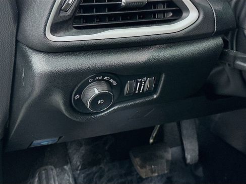 Certified 2025 Chrysler Pacifica Select image 17