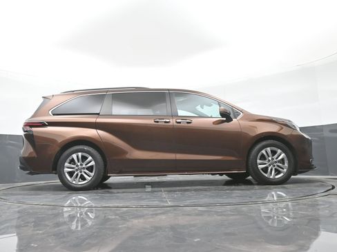 Used 2022 Toyota Sienna XLE image 47