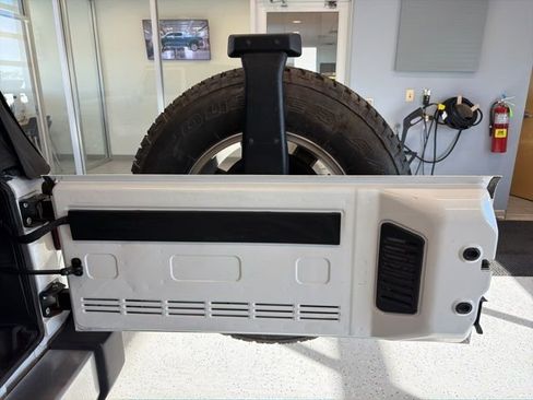 Used 2017 Jeep Wrangler Sahara image 12