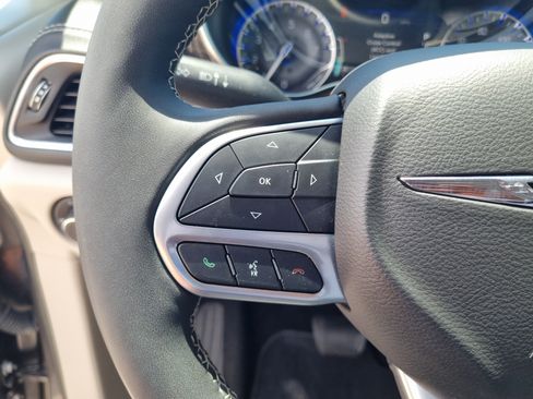 Used 2022 Chrysler Pacifica Limited AWD/4WD image 25