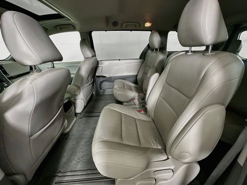 Used 2016 Toyota Sienna XLE w/ XLE Navigation Package FWD image 27