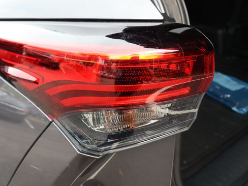 Used 2021 Toyota Highlander XLE AWD/4WD image 71