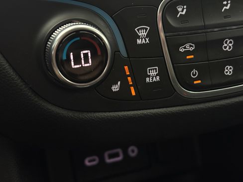 Used 2020 Chevrolet Equinox LT w/ Driver Convenience Package FWD image 5