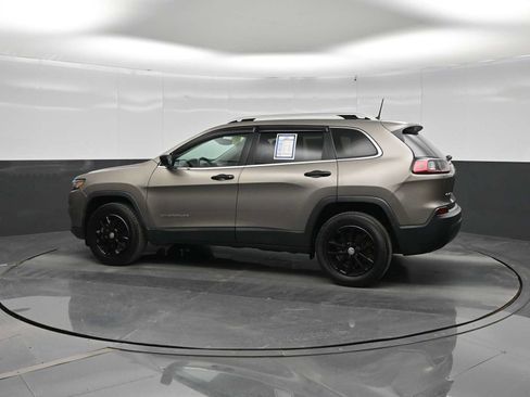 Used 2019 Jeep Cherokee Latitude Plus w/ Comfort/Convenience Group AWD/4WD image 5