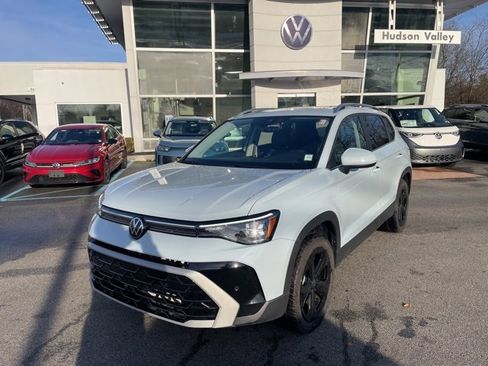 Certified 2025 Volkswagen Taos SEL image 1