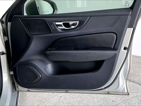Used 2019 Volvo S60 T5 Momentum w/ Multimedia Package image 25