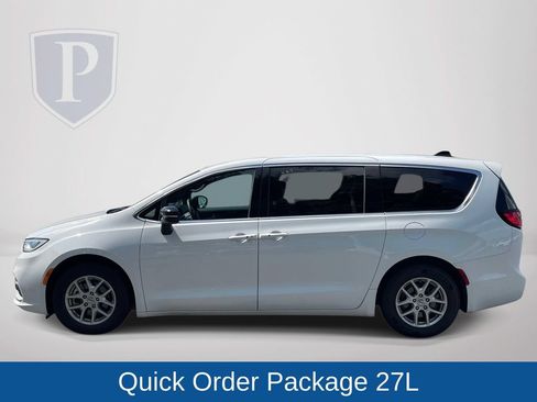 Certified 2025 Chrysler Pacifica Select FWD image 6