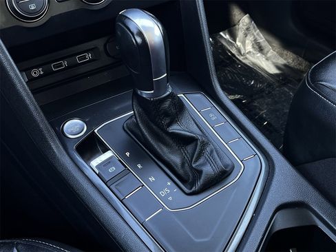 Used 2018 Volkswagen Tiguan SEL image 17