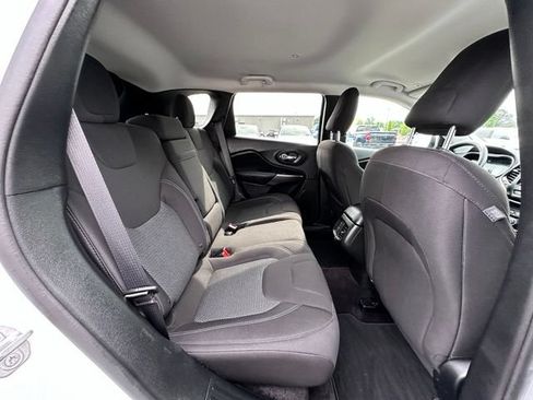 Used 2019 Jeep Cherokee Latitude w/ Popular Appearance Group FWD image 30