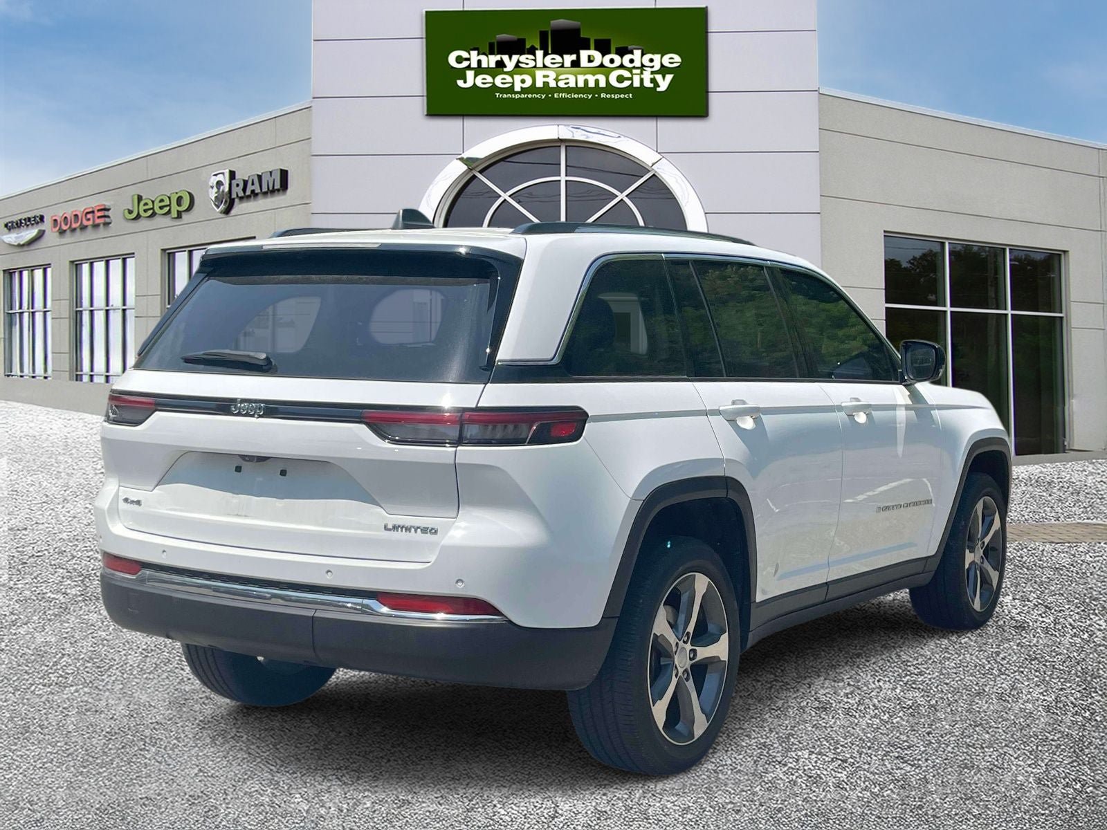 Used 2023 Jeep Grand Cherokee Limited AWD/4WD image 6