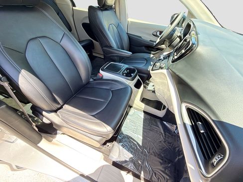Used 2024 Chrysler Pacifica Touring-L FWD image 15